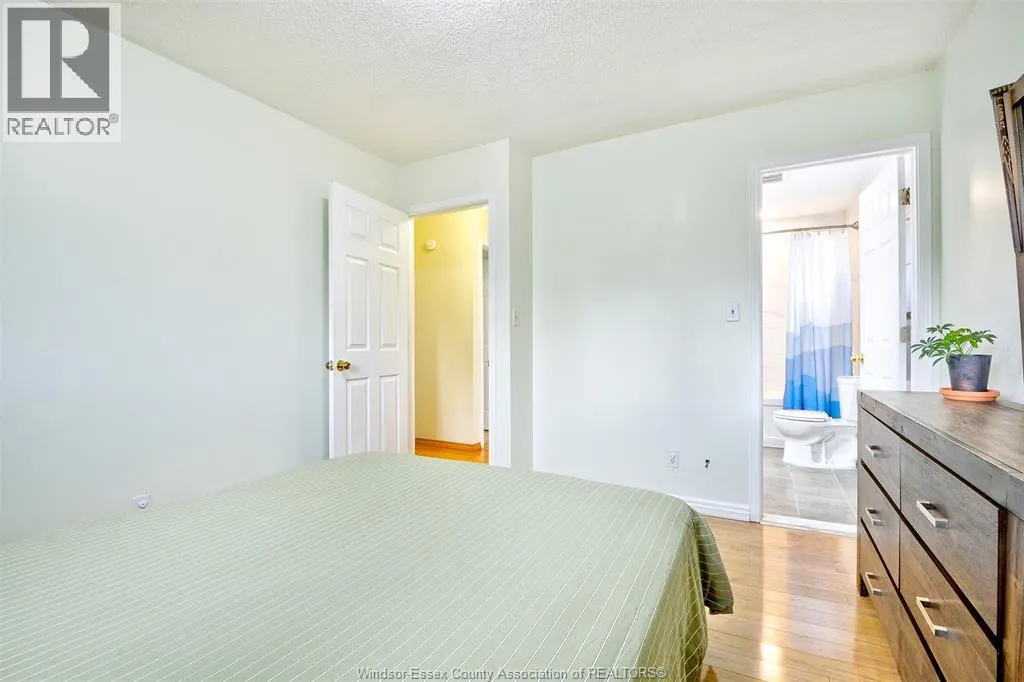 3325 DOLPHIN COURT