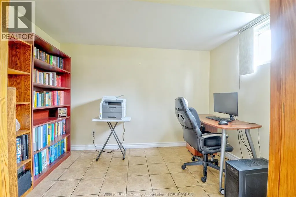 3325 DOLPHIN COURT
