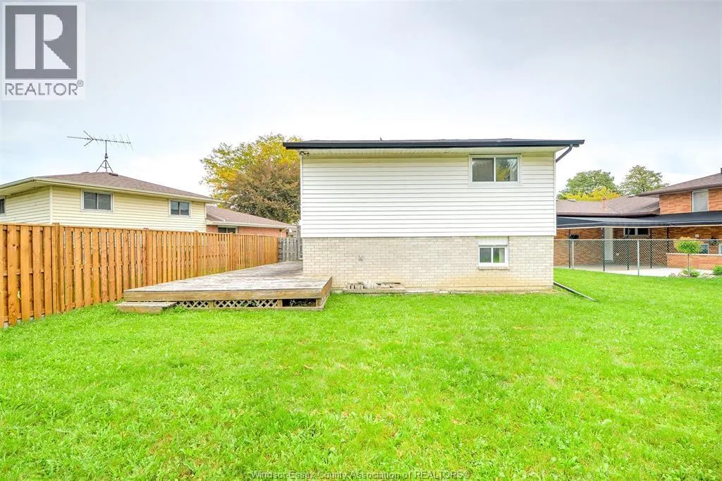 3325 DOLPHIN COURT