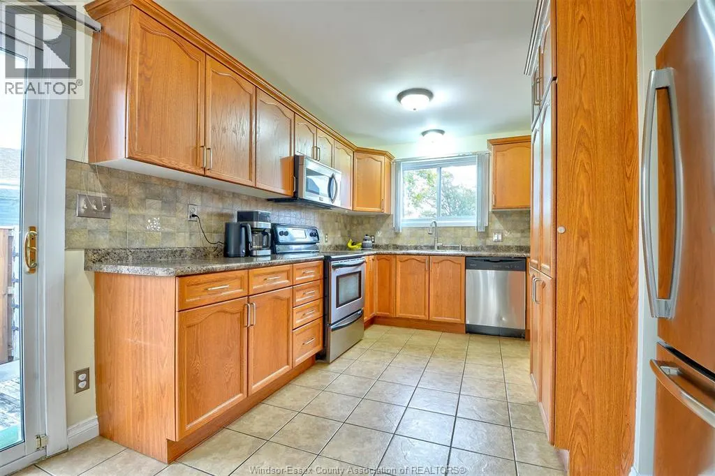 3325 DOLPHIN COURT
