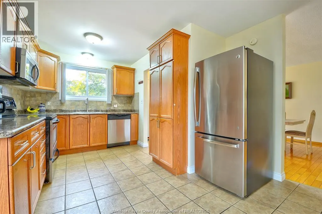 3325 DOLPHIN COURT