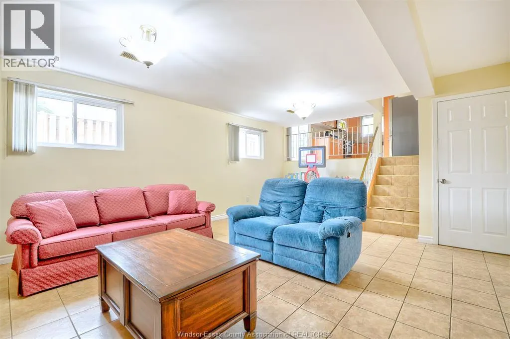 3325 DOLPHIN COURT