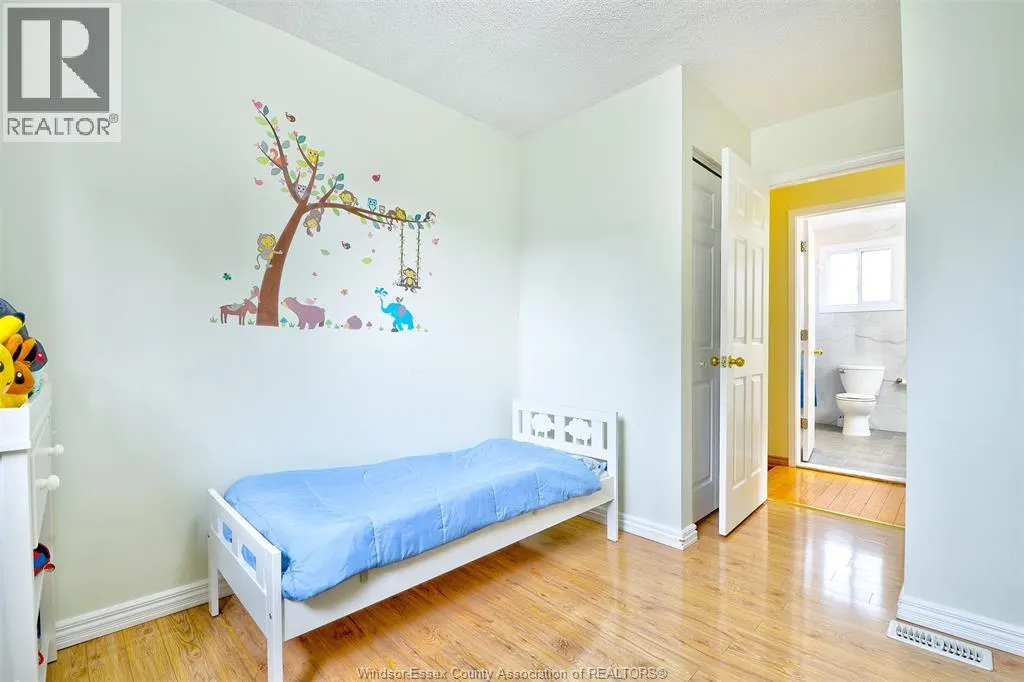 3325 DOLPHIN COURT
