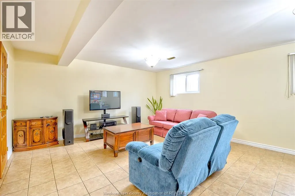 3325 DOLPHIN COURT