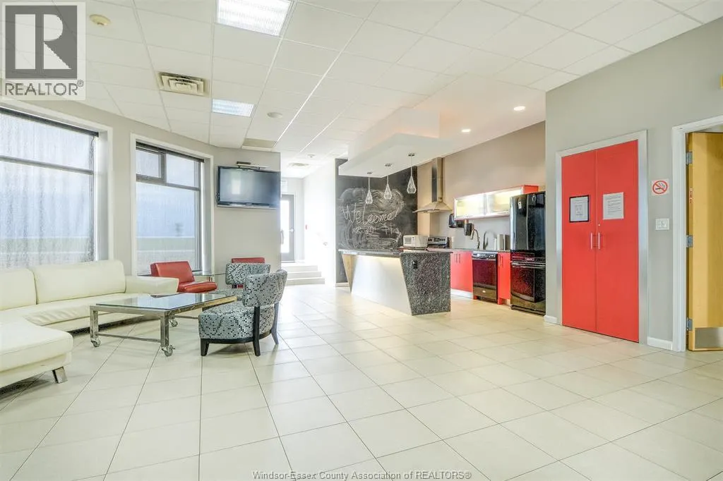 2175 WYANDOTTE STREET East Unit# 105