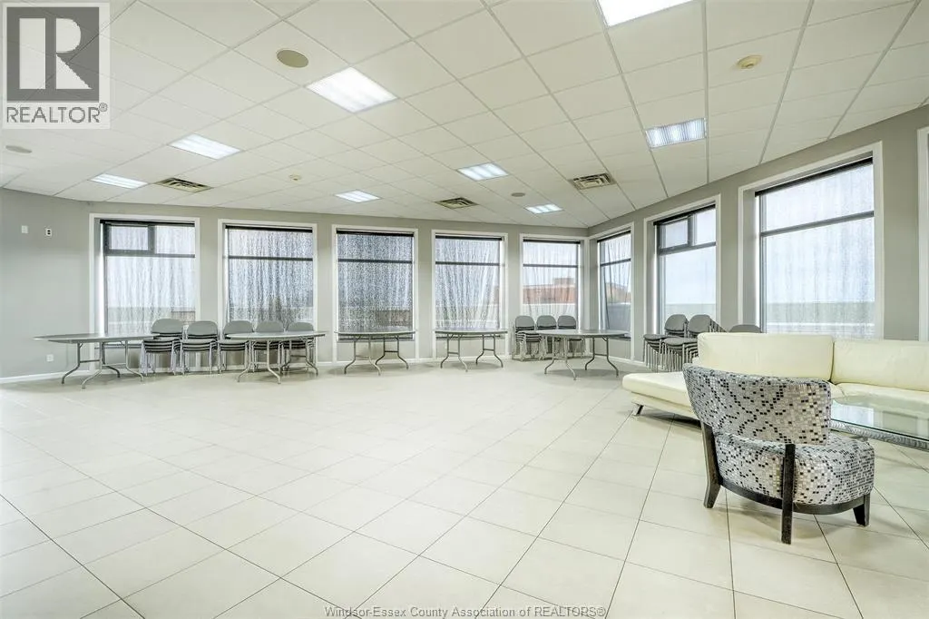 2175 WYANDOTTE STREET East Unit# 105