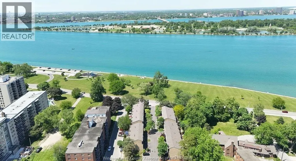3917 RIVERSIDE East Unit# 9-3917