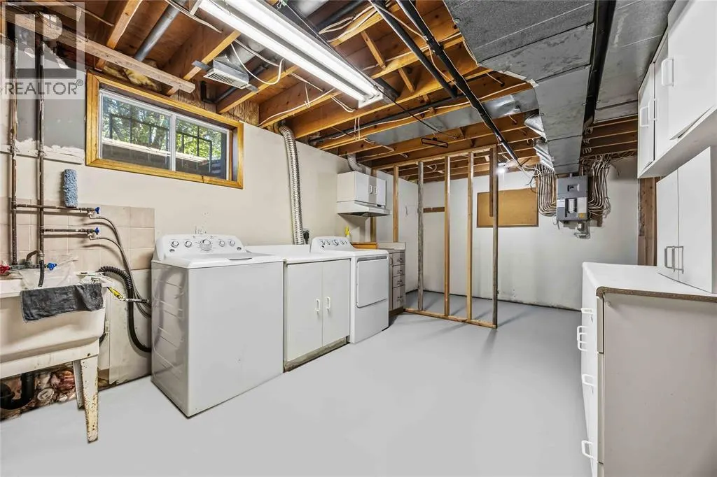 1516 HENLEY CRESCENT