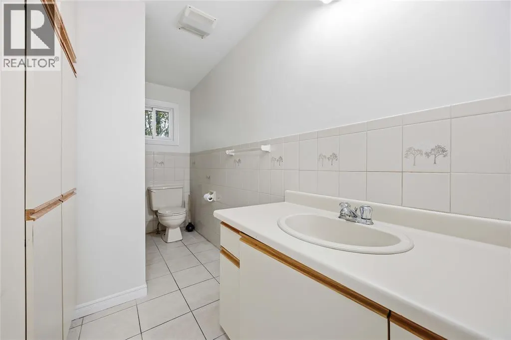 1516 HENLEY CRESCENT