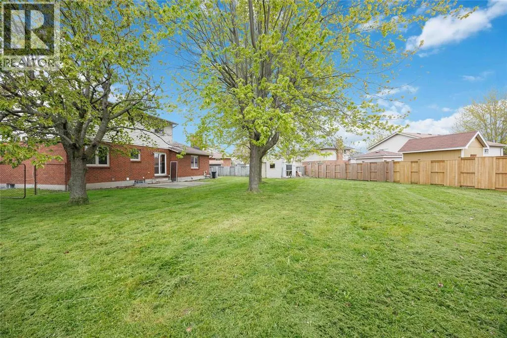 1516 HENLEY CRESCENT