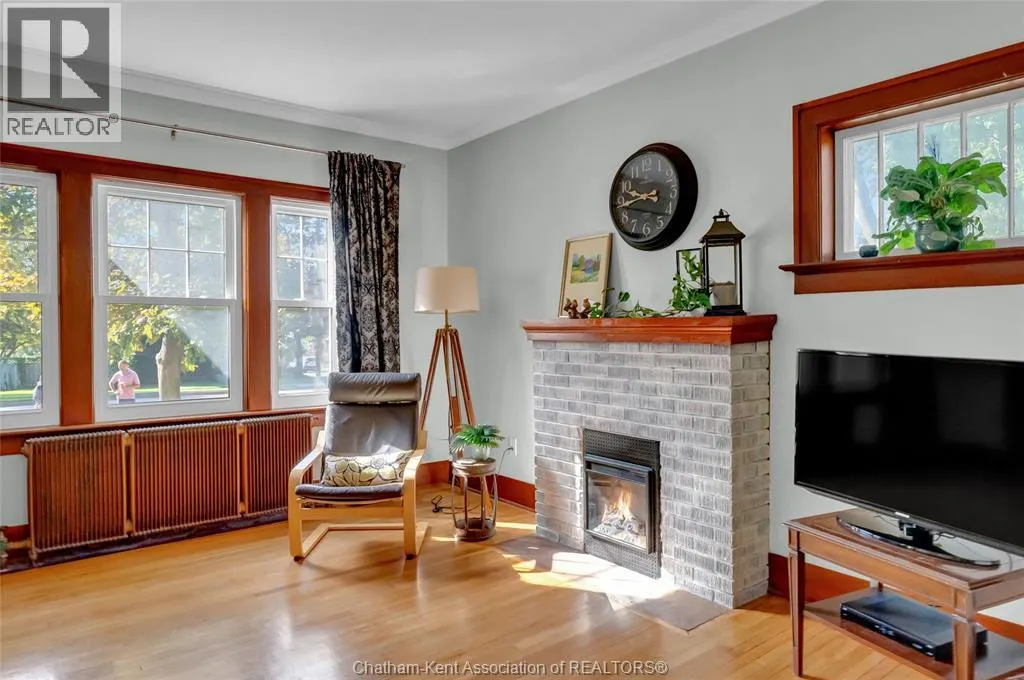 203 Talbot STREET East