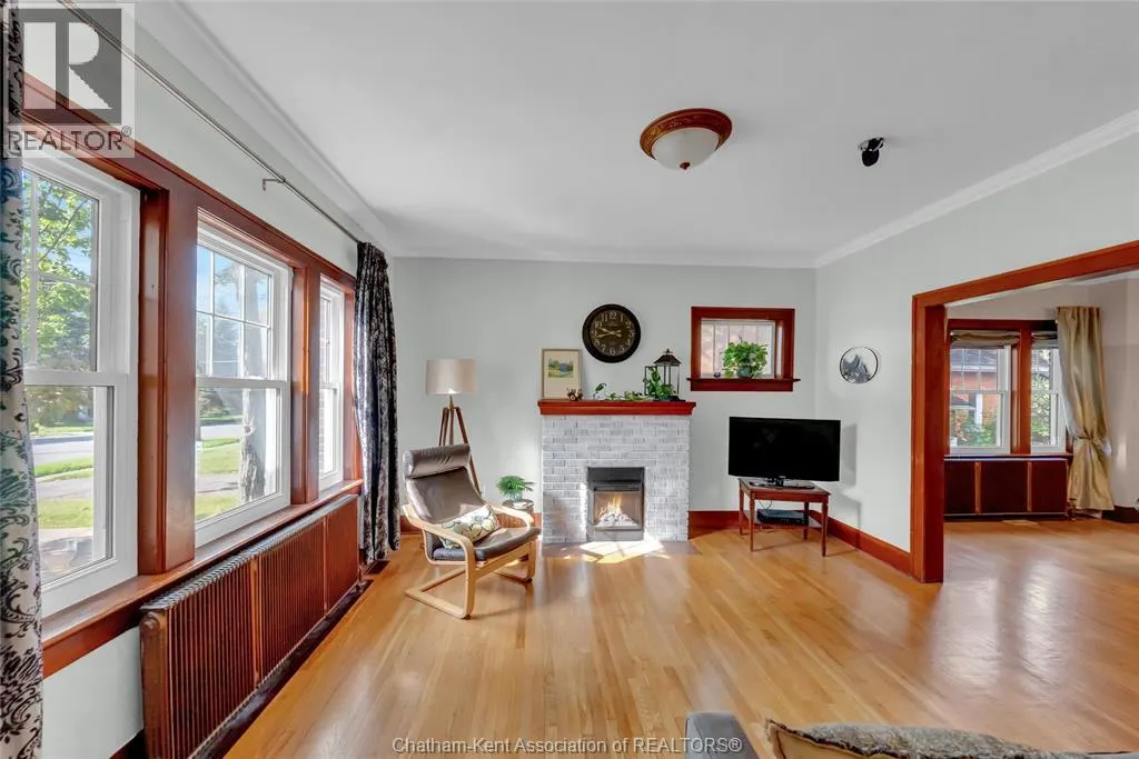 203 Talbot STREET East
