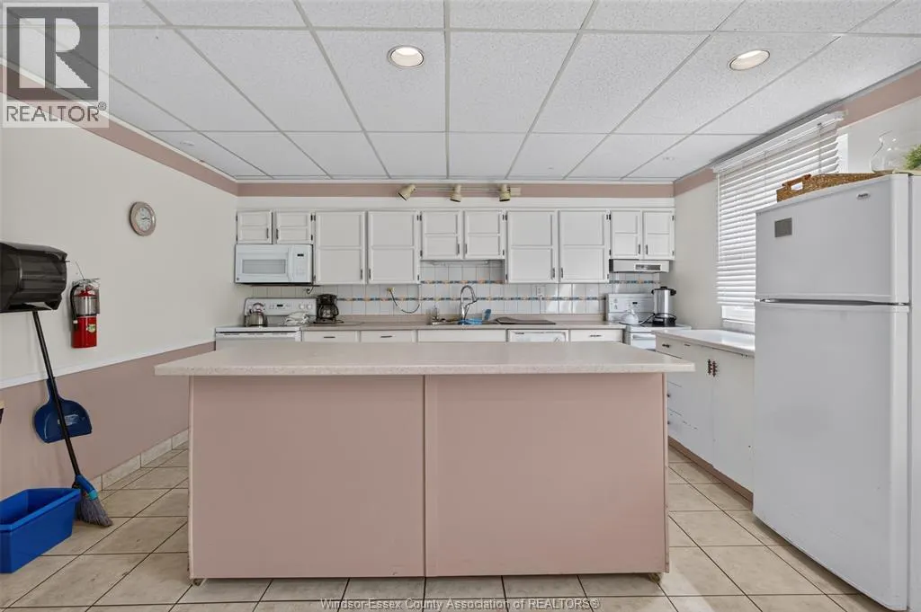 3936 WYANDOTTE STREET East Unit# 810