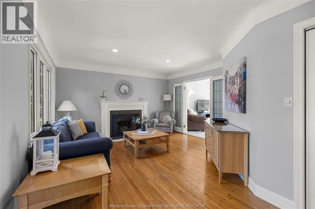 3926 ROSELAND DRIVE West
