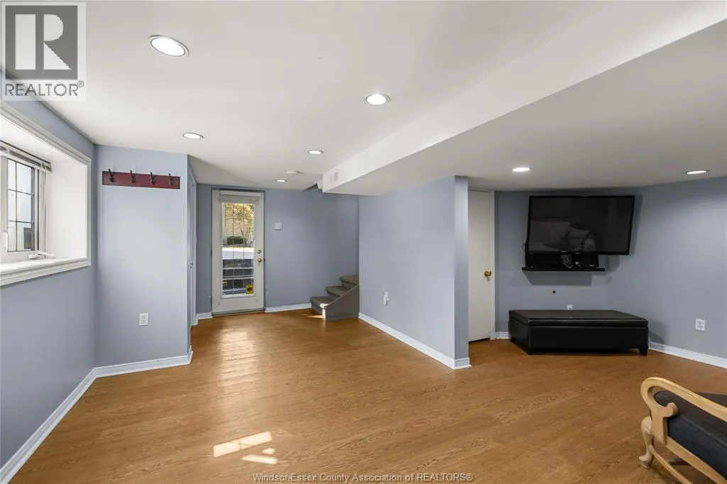 3926 ROSELAND DRIVE West