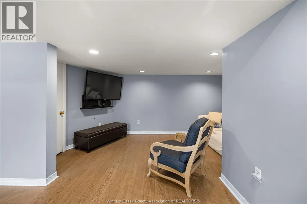 3926 ROSELAND DRIVE West