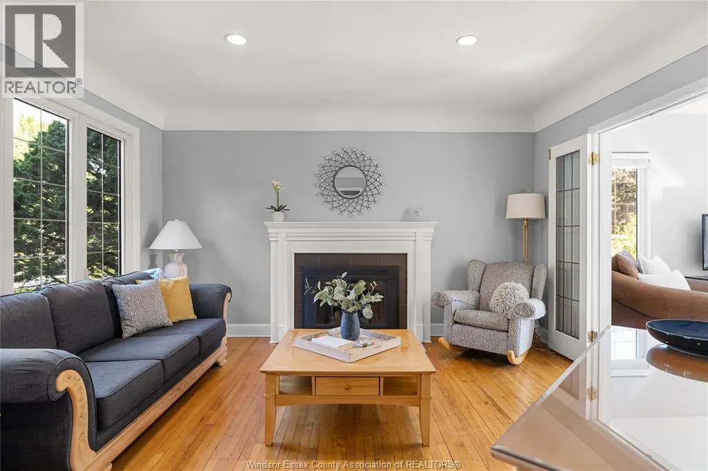 3926 ROSELAND DRIVE West