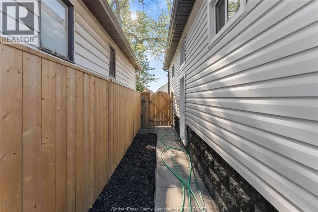 930 Elsmere