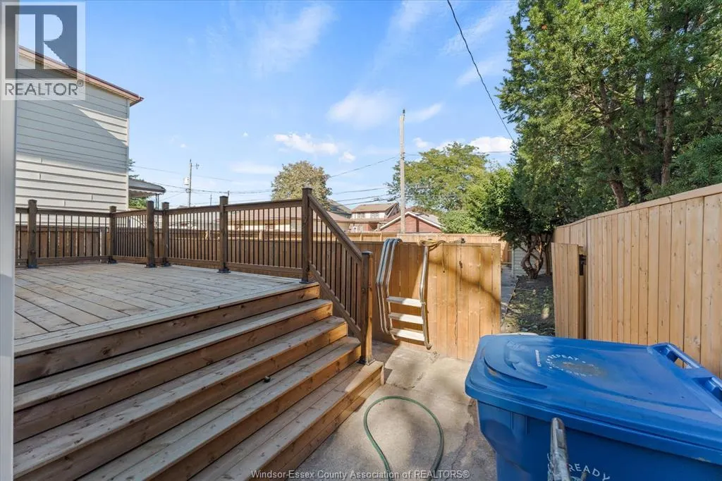 930 Elsmere