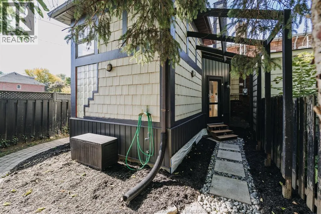 896 MONMOUTH ROAD
