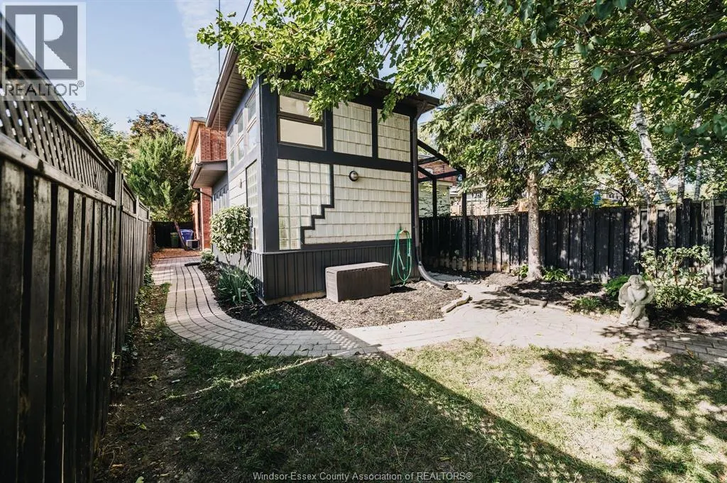 896 MONMOUTH ROAD