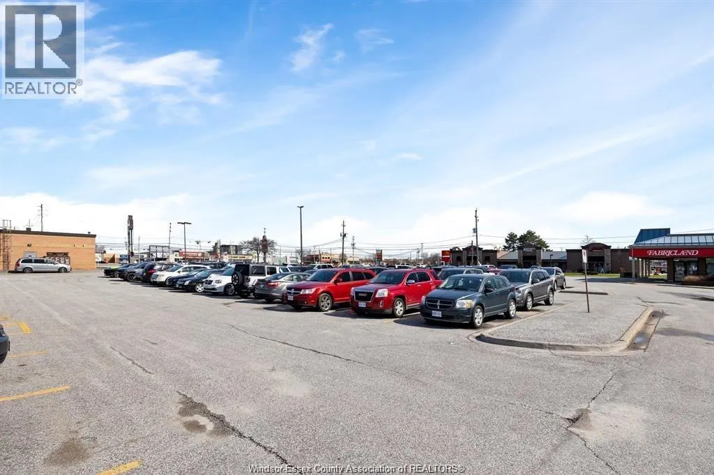 7633 TECUMSEH ROAD East