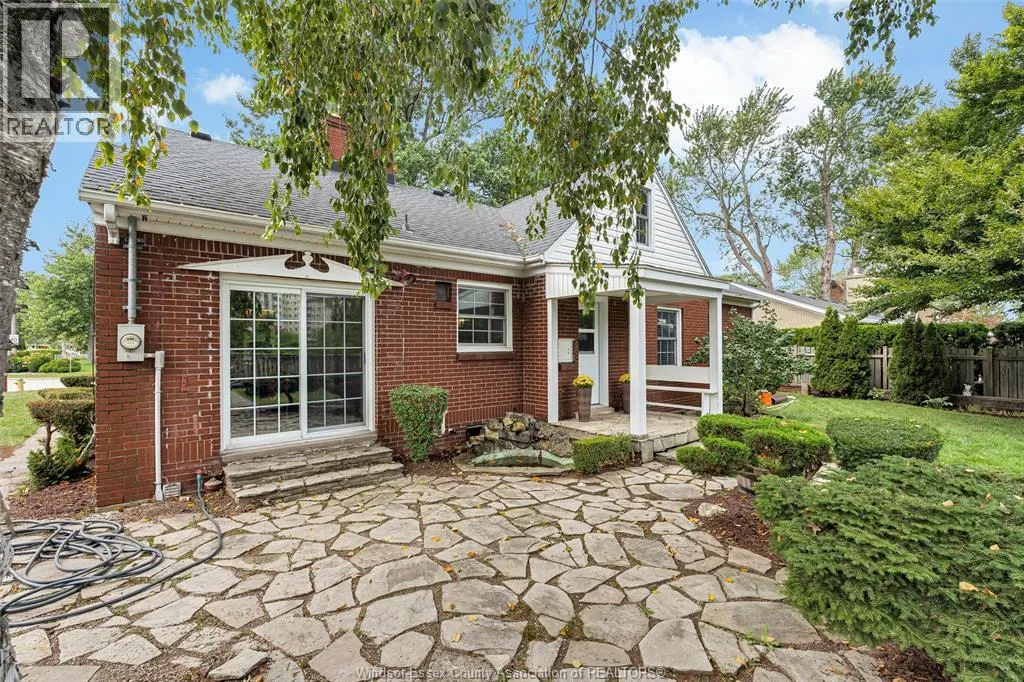2494 BUCKINGHAM DRIVE