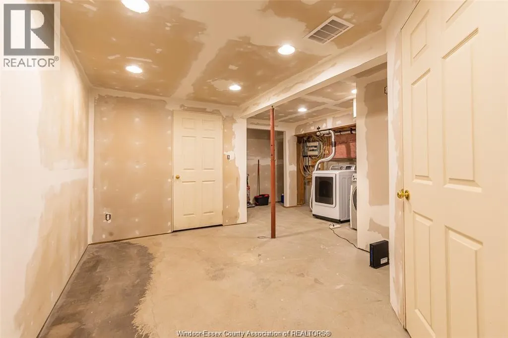 1264 IMPERIAL CRESCENT
