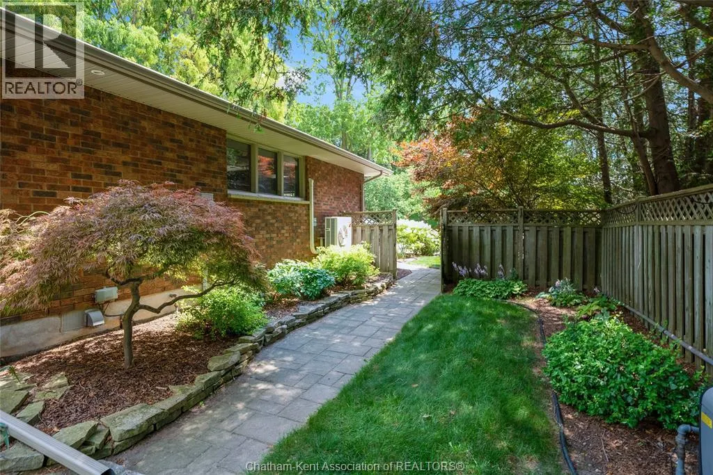 9133 Woodland CRESCENT