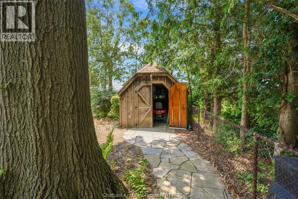 9133 Woodland CRESCENT