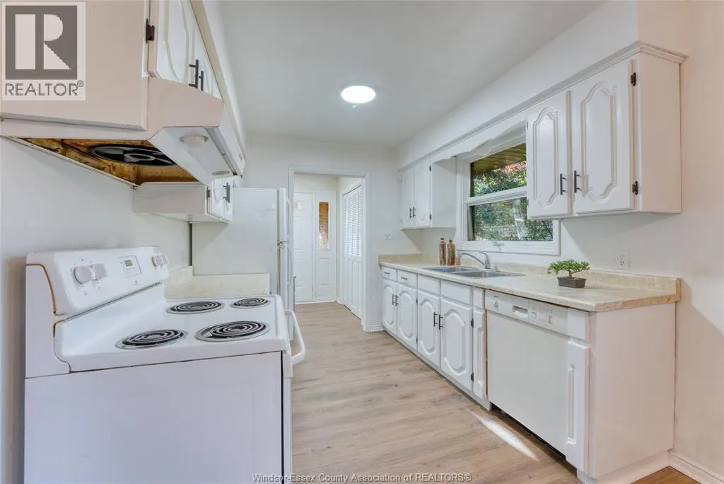 2880 ST. CLAIR AVENUE