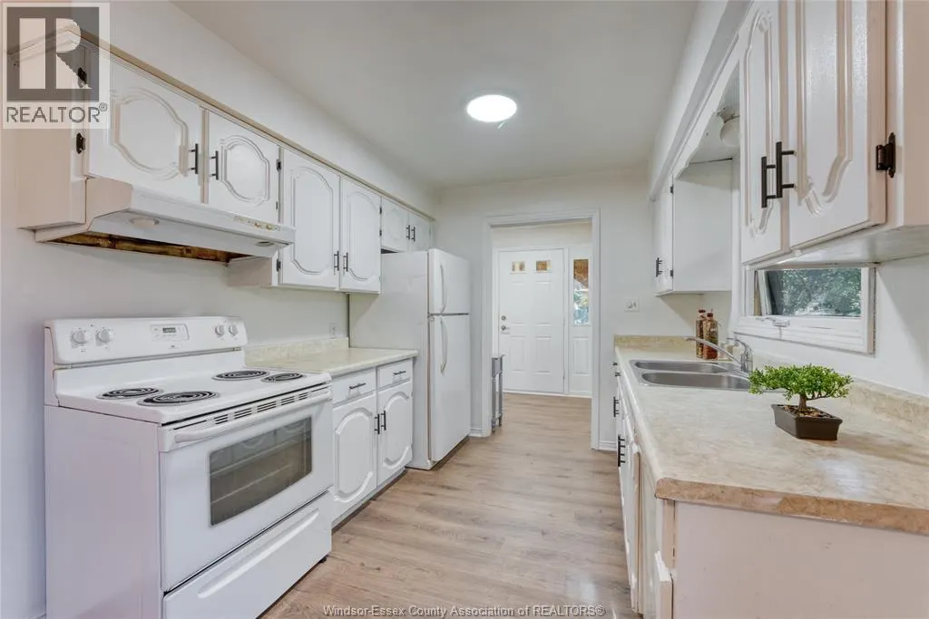 2880 ST. CLAIR AVENUE
