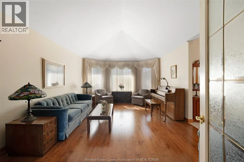 1353 IMPERIAL CRESCENT