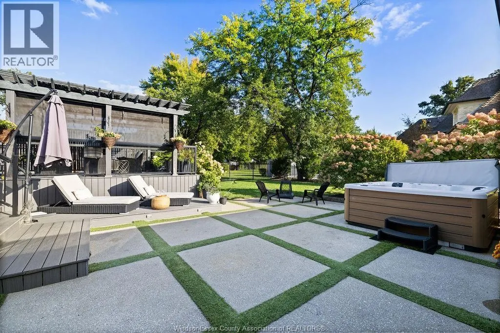 375 RUSSELL WOODS DRIVE