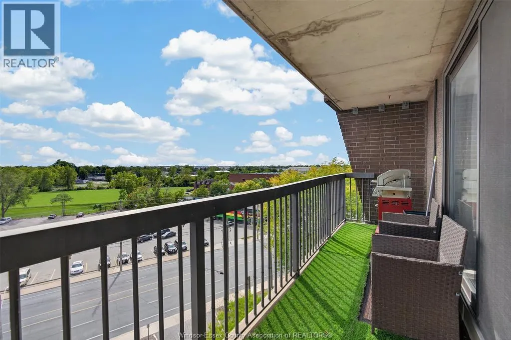 3936 WYANDOTTE STREET East Unit# 810