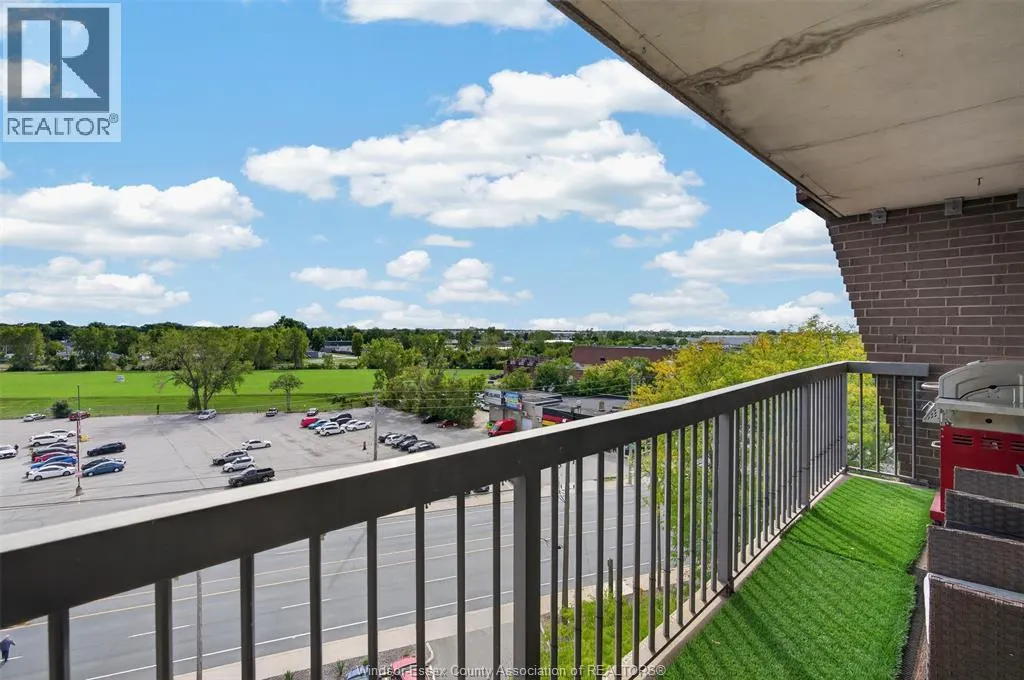 3936 WYANDOTTE STREET East Unit# 810