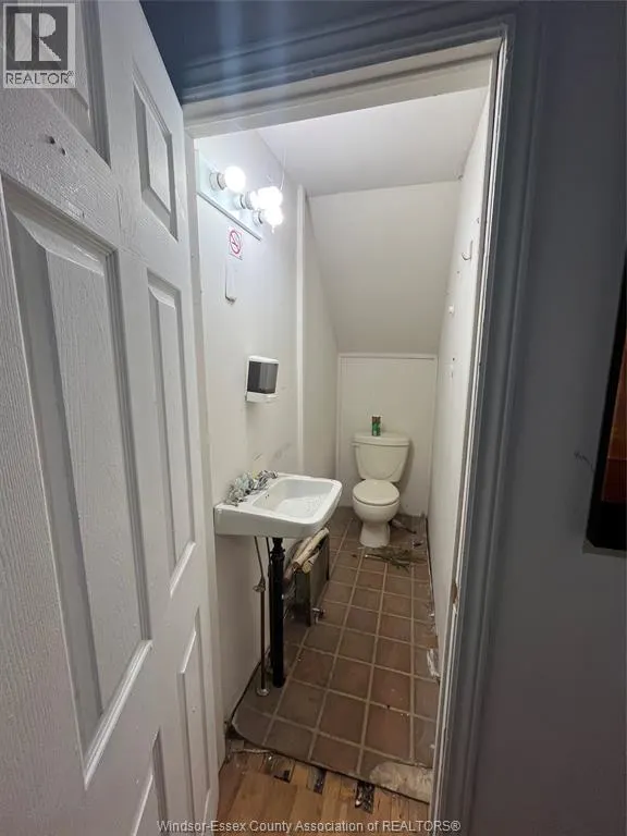 1719 WYANDOTTE STREET East Unit# MAIN