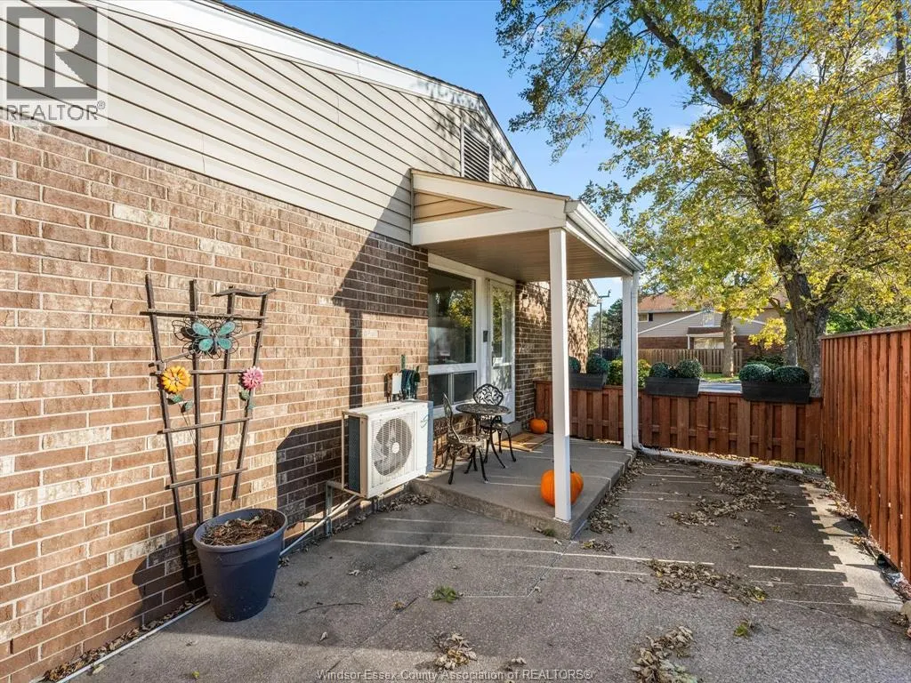 2949 Meadowbrook LANE