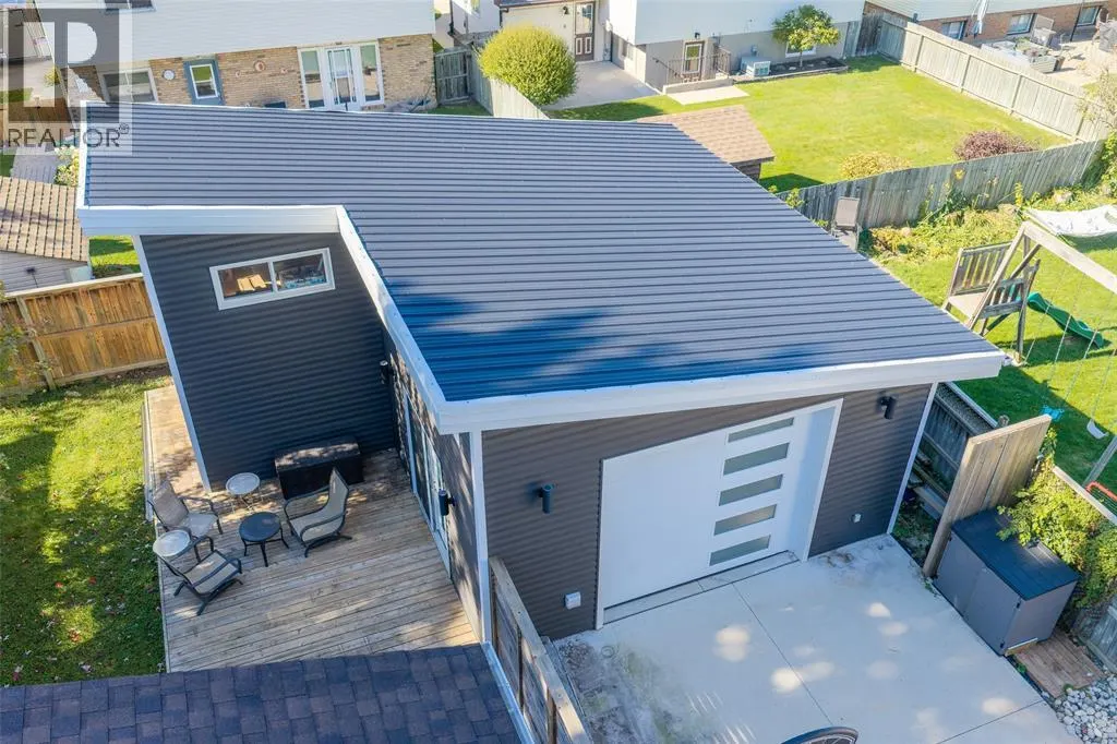 477 TREEWOOD CRESCENT