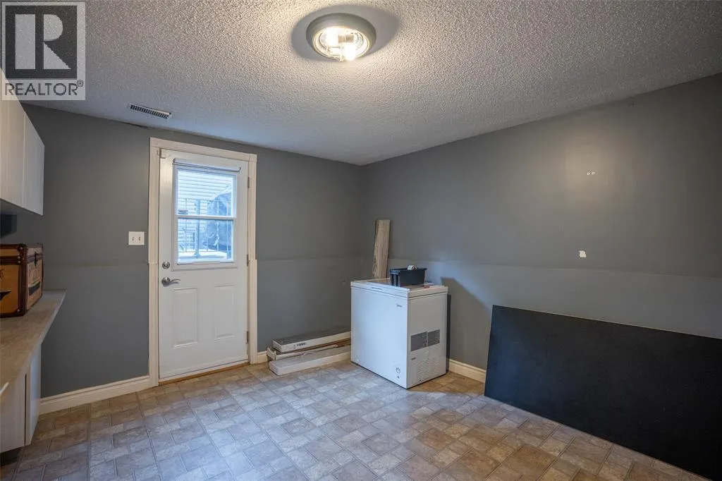 477 TREEWOOD CRESCENT