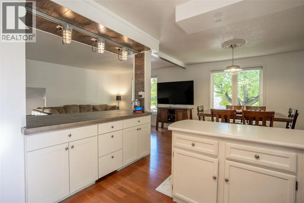 477 TREEWOOD CRESCENT