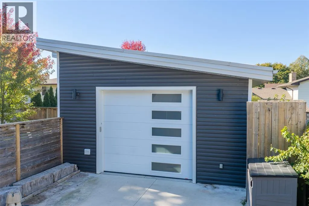 477 TREEWOOD CRESCENT