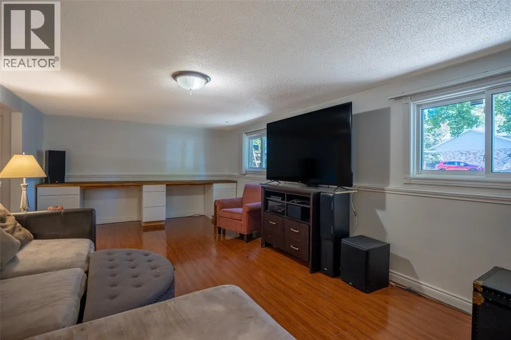 477 TREEWOOD CRESCENT