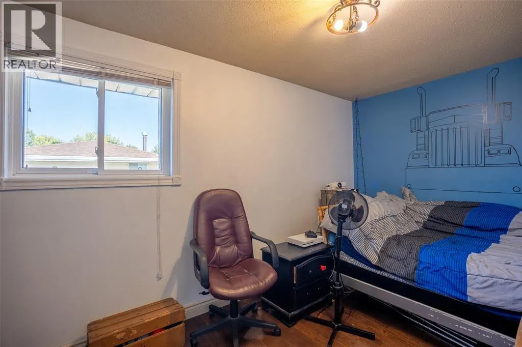 477 TREEWOOD CRESCENT