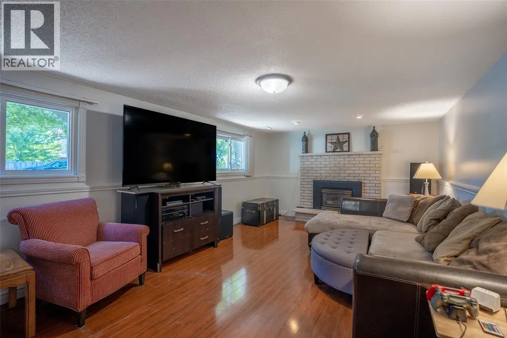 477 TREEWOOD CRESCENT