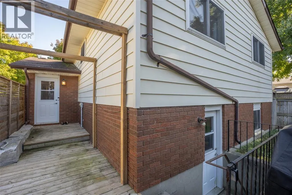 477 TREEWOOD CRESCENT