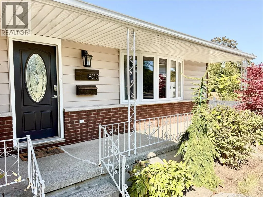 820 WOODWARD CRESCENT