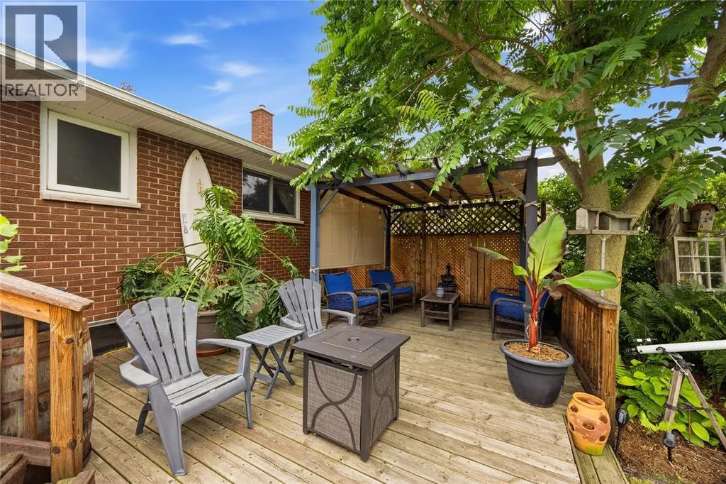 820 WOODWARD CRESCENT