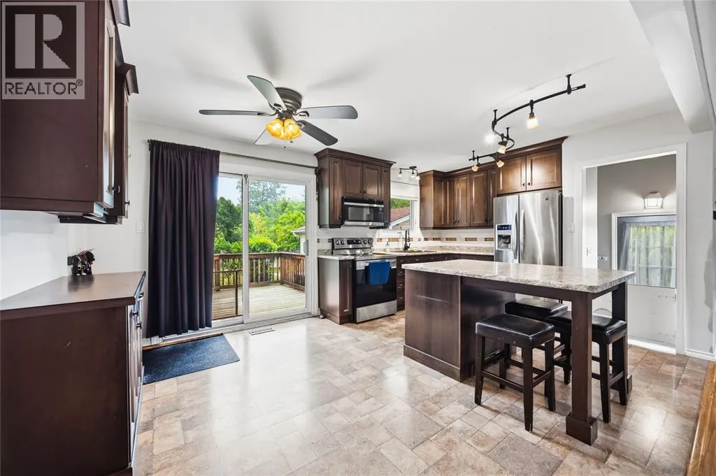 820 WOODWARD CRESCENT