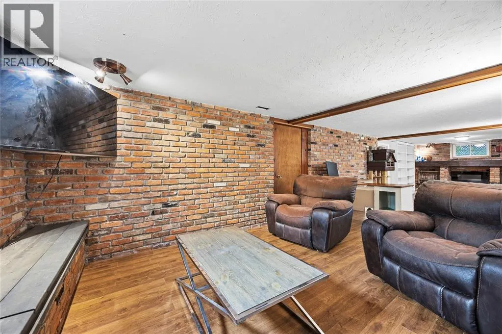 820 WOODWARD CRESCENT
